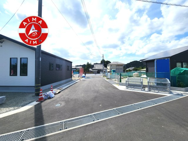 糟屋郡久山町大字久原第7-3棟（7号棟）の前面道路含む現地写真|前面道路は閑静な住宅地をはしる車通りの少ない道路。お車の出し入れが苦手なママや小さなお子様にも安心ですね。しっかり舗装もされているので、ベビーカーや自転車で通っても快適に通行できます。