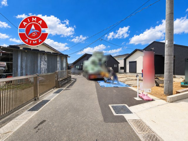 糟屋郡久山町大字久原第7-3棟（7号棟）の前面道路含む現地写真|前面道路は閑静な住宅地をはしる車通りの少ない道路。お車の出し入れが苦手なママや小さなお子様にも安心ですね。しっかり舗装もされているので、ベビーカーや自転車で通っても快適に通行できます。