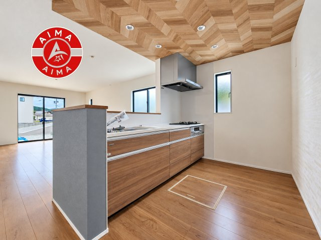 糟屋郡久山町大字久原第7-3棟（7号棟）のキッチン|ダイニングテーブルへの配膳がラクラク、お料理はかどるカウンター付きシステムキッチン！