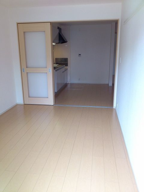 藤沢市片瀬１丁目のアパートの居間・リビング