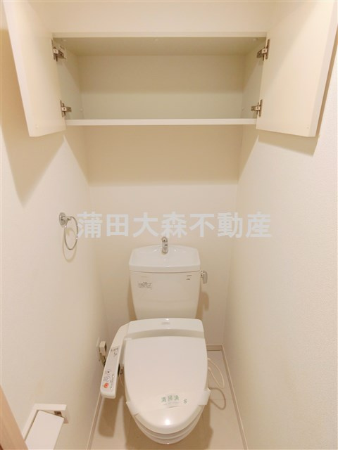 リクレイシア蒲田のトイレ|棚収納と温水洗浄便座付きのトイレ