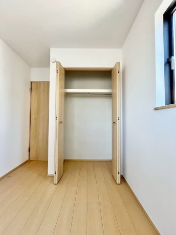 【仲介手数料無料】ふじみ野市大井中央―新築分譲住宅―全2棟の内観：施工例|各居室収納付きで、お部屋を有効活用できますね。丈の長いワンピースやコート類もスッキリ収納可能。