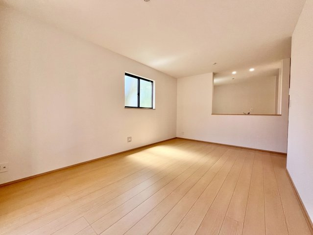 【仲介手数料無料】ふじみ野市大井中央―新築分譲住宅―全2棟の内観：施工例|毎日の「おかえり」が、自然と生まれる住まいに。リビング階段なら、家族が顔を合わせる機会が増え、コミュニケーションが育まれます。