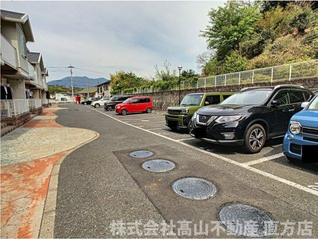直方市大字頓野のアパートの駐車場