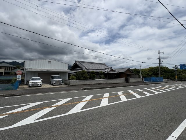 紀の川市猪垣・中古戸建・54809の前面道路含む現地写真