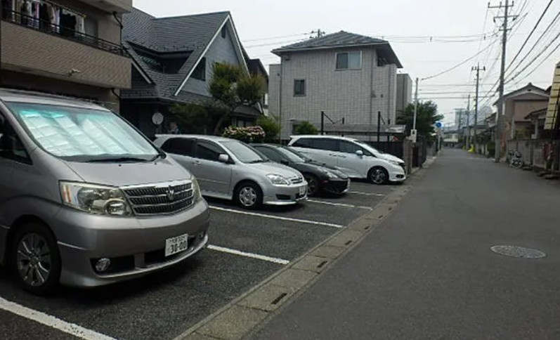 フラッツ本町西の駐車場