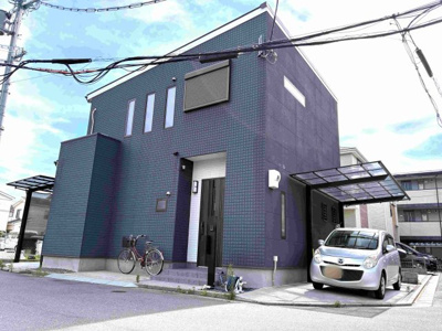 【外観】 | 高槻市芝生町1丁目　築浅中古戸建 | ■令和3年建築 の築浅戸建スタイリッシュな外観のお家です♪■北東角地で南側に建築物がなく陽当たり・通風良好！■南面バルコニー■前面道路約6.7ｍのため車庫入れスムーズ■全居室クローゼットあり

