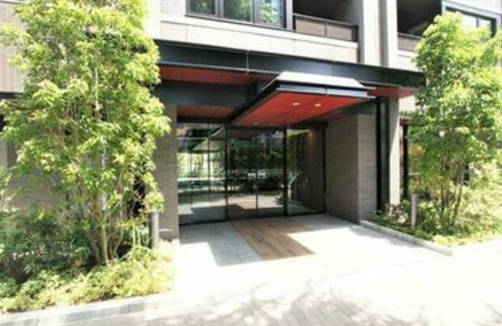 びゅうリエットグラン新宿戸山のエントランス