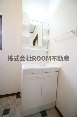 サコマコーポの独立洗面台|独立洗面台、小物を置くことができて便利です