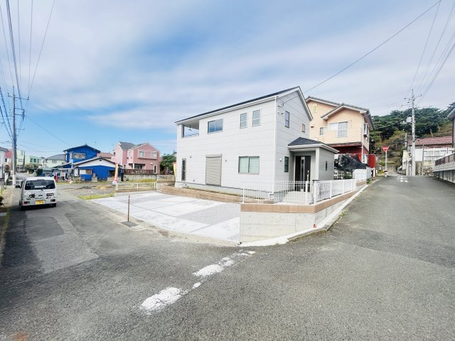 新築　伊勢崎市豊城町第１　Livele Garden.S　１号棟の前面道路含む現地写真|現地写真　南側接道幅員約4.2ｍ　東側接道幅員約4.5ｍ	現地写真　