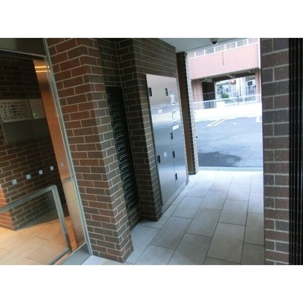 アールオーハイム松崎町のエントランス