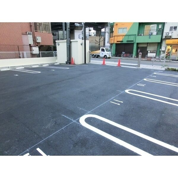 アールオーハイム松崎町の駐車場