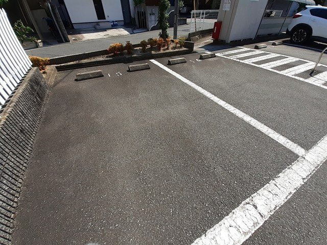 フローレスの駐車場