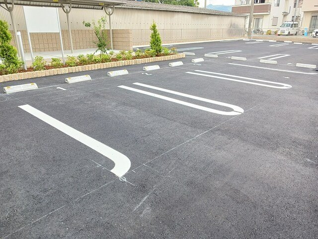 ルニＶの駐車場
