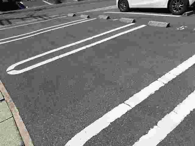 メゾンエイトの駐車場