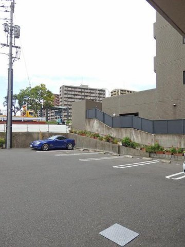 アイ・フィオーレ東原の駐車場|駐車場があるので、車を買う予定の方も安心です