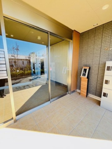 鎌倉市津のアパートのエントランス