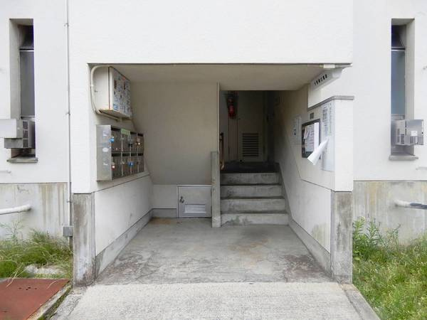 ビレッジハウス井口5号棟のエントランス|建物の内部です