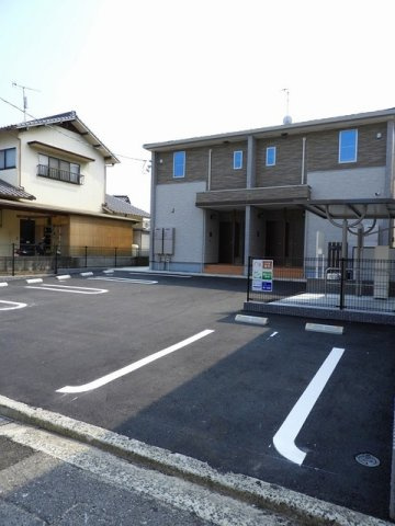 フェリーチェの駐車場|車をお持ちの方に嬉しい駐車場付きの物件です