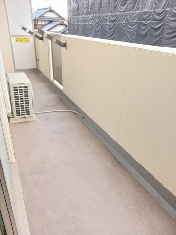 サンシャインＫＡＷＡＯＫＡのバルコニー|外からの目が気にならないバルコニーで洗濯物が干せます
