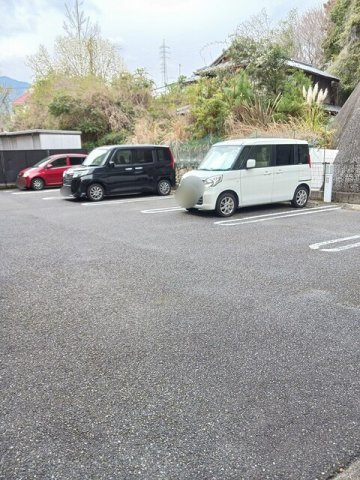 サンシャインＫＡＷＡＯＫＡの駐車場|車をお持ちの方に嬉しい駐車場付きの物件です