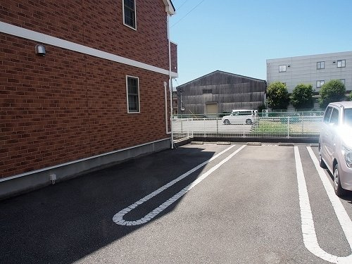 クローバーライフの駐車場
