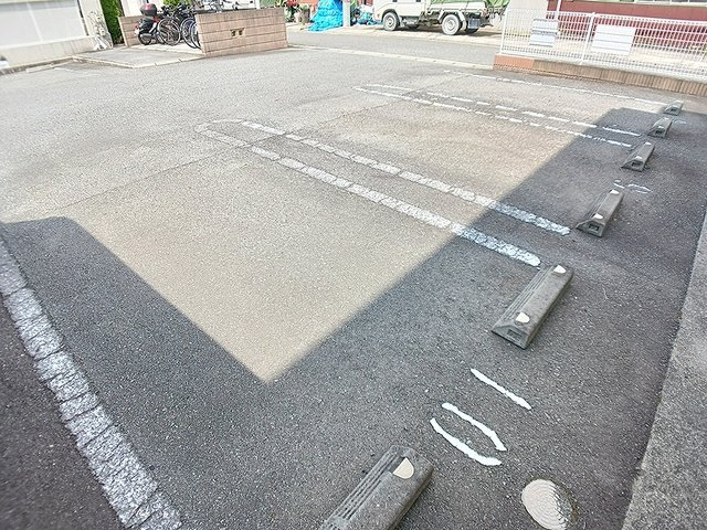サン　クレメントＣの駐車場