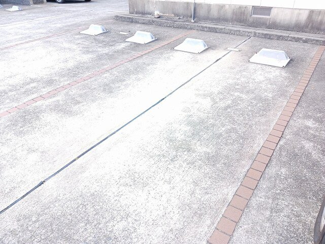 フラッツ・アイの駐車場