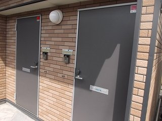 レオネクスト四ツ葉の玄関
