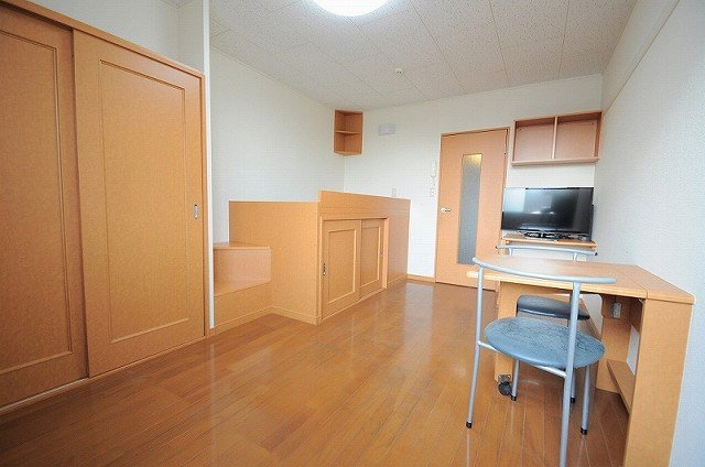 レオパレスドミール細江Ｎ壱番館の居間・リビング|１Fはフローリング仕様・２Ｆはカーペット仕様になります。