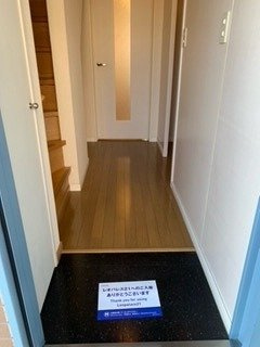 レオパレスメゾンエールの玄関