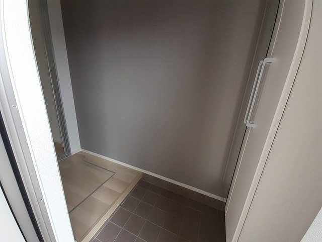 プラスエス英賀清水の玄関