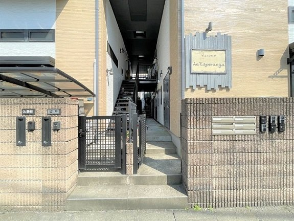 川崎市多摩区宿河原２丁目のアパートのエントランス