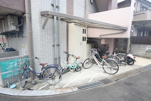 寝屋川市早子町の賃貸マンションの駐車場