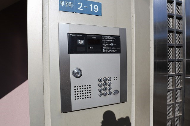 寝屋川市早子町の賃貸マンションのエントランス
