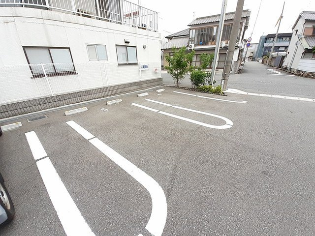 コレクト　ライルの駐車場