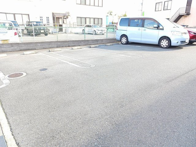 サンリット・レジデンスの駐車場