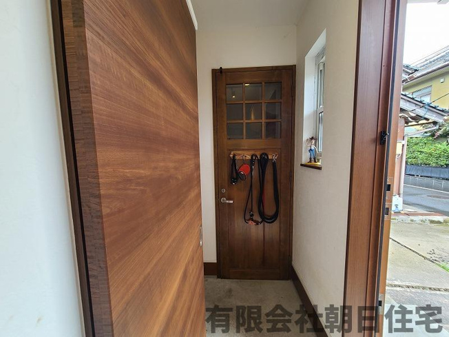 【玄関】 | 馬潟町ガレージ付中古戸建 | 玄関の扉を開けて、右手にガレージの扉があります