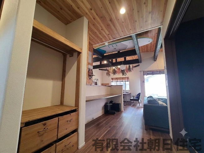 【居間・リビング】 | 馬潟町ガレージ付中古戸建 | 和室前からみたリビングです