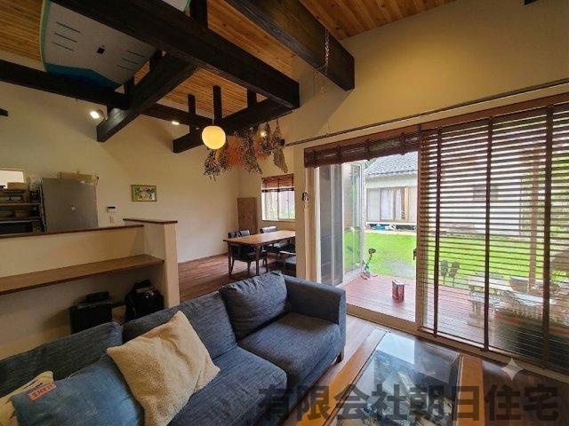 【居間・リビング】 | 馬潟町ガレージ付中古戸建 | 中庭を眺めながらくつろげます。