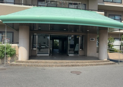【エントランス】 | カサヴェール八王子 | マンションのエントランスには、もともと風よけや防犯の役割がありますが、マンションによって宅配ボックスなどの設備が備わっている所もあります。日々の生活をイメージしながら生活しやすさをチェックしましょう。