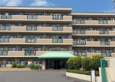 【現況写真】 | カサヴェール八王子 | 外観はマンション管理がされているかの目安になります。築年数が古いと、壁面は劣化してひび割れが生じることも！建物が古びていても細かいところが修繕されていると、きちんと管理されているなぁと感じるでしょう。