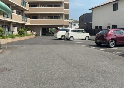 【駐車場】 | カサヴェール八王子 | 車一台あたりに必要なスペースは、標準サイズの普通自動車で横幅2m50cm、長さ5mは必要になります。ただし、乗降のことも考慮して横幅3m30cm、長さ5m50cmほどは確保できるところを選びましょう。