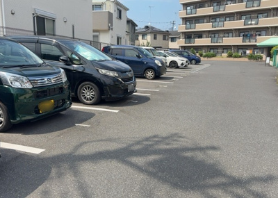 【駐車場】 | カサヴェール八王子 | 駐車場と明記されていても、最小スペースでつくられた駐車場だと大型車は駐車できなかったり、出入りしにくくなったりする可能性があります。お車のサイズと購入したい物件の駐車場のサイズを現地で確認しましょう。