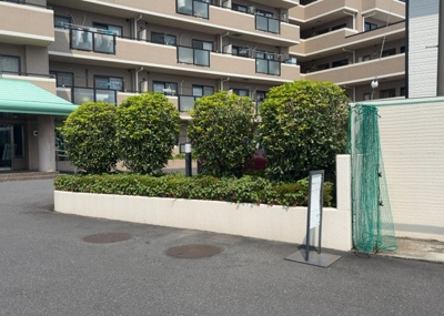 【中庭】 | カサヴェール八王子 | 中庭（パティオ）とは、一つの建築物の内部に設けられた、壁などで囲われている庭のことを指します。コの字型、ロの字型が主流ですが、L字型の中庭もあります。最近では、インテリア性の高さからも人気があります。