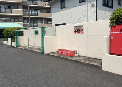 【設備】 | カサヴェール八王子 | 共有部分は、住民なら誰もが使える設備のこと。例えば駐車場やエレベーター、インターネット設備、セキュリティ設備などがあります。他にも、マンションの廊下・外部階段やエントランス・ゴミ置き場などがあります。