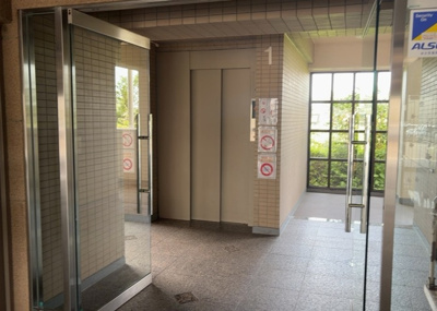 【その他共用部分】 | カサヴェール八王子 | 共有部分は、住民なら誰もが使える設備のこと。例えば駐車場やエレベーター、インターネット設備、セキュリティ設備などがあります。他にも、マンションの廊下・外部階段やエントランス・ゴミ置き場などがあります。