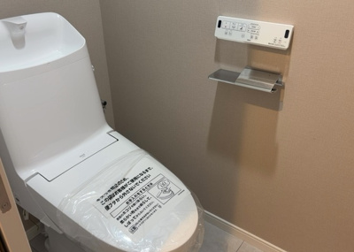 【トイレ】 | カサヴェール八王子 | トイレは大きさや形、機能、抗菌性などが異なる多種多彩なタイプが各メーカーから出ています。それぞれに良さがあるため、事前にどういったタイプのトイレがいいのかをご家庭内で決めて、内見に行くといいでしょう。