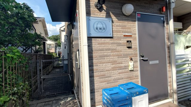 レオネクスト安岡寺のエントランス