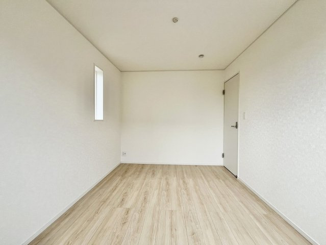 【仲介手数料無料】ふじみ野市新駒林第5―新築分譲住宅―限定１棟―の洋室|収納力があるので、使い勝手の良さが広がる洋室空間です。豊富な収納スペースも魅力的です。
